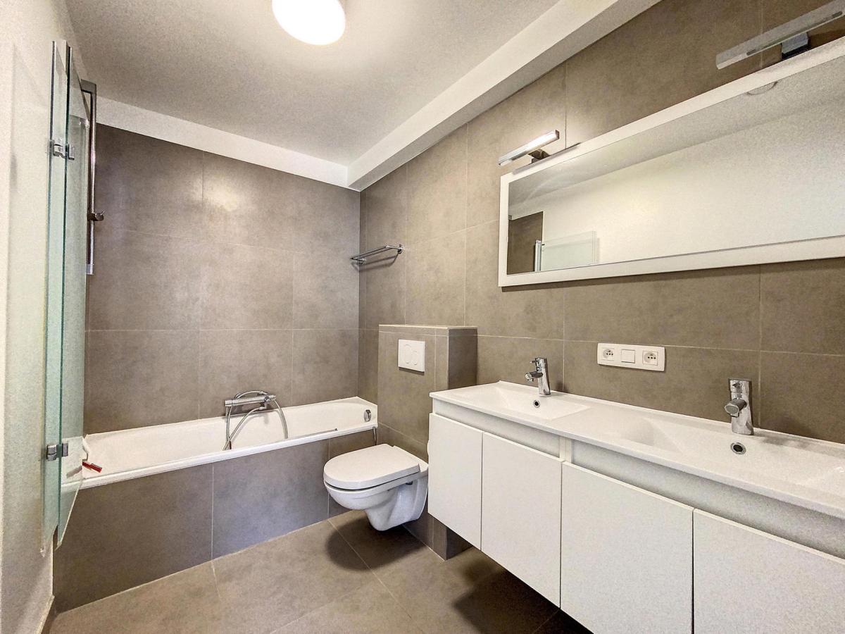 Triomphe : Bel appartement 2 chambres un immeuble récent