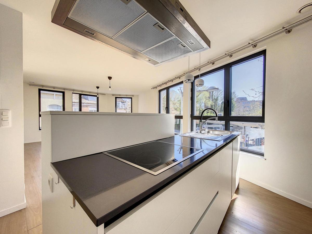 Triomphe : Bel appartement 2 chambres un immeuble récent