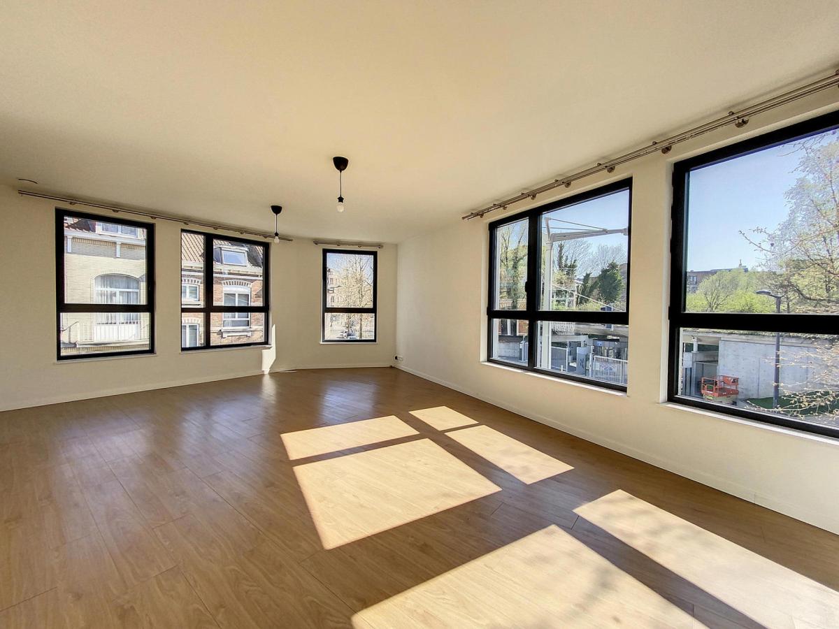 Triomphe : Bel appartement 2 chambres un immeuble récent