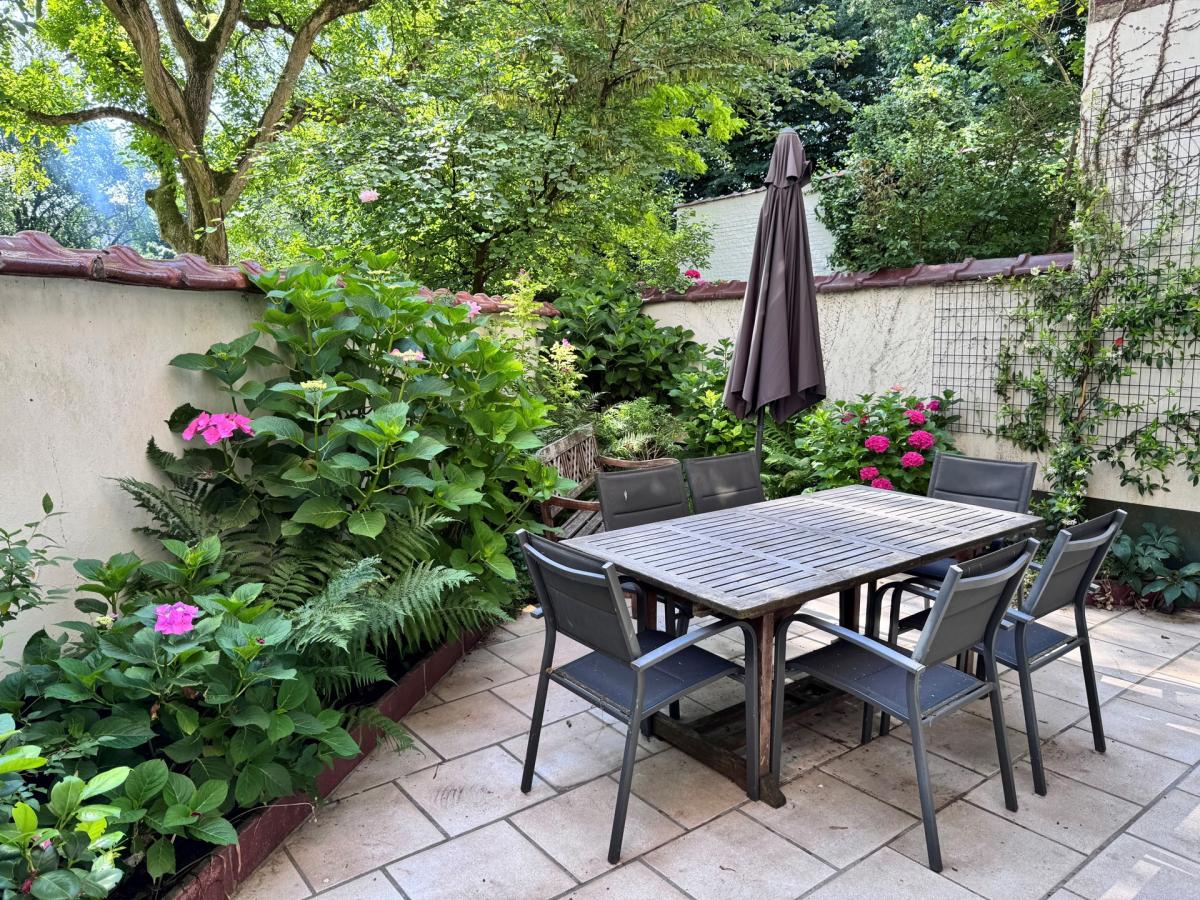 Molière, maison de caractère avec terrasse et garage