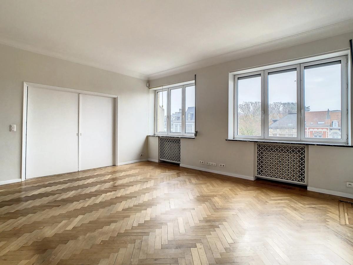 Cambre/ Etoile: Magnifique appartement 2 chambres + bureau 