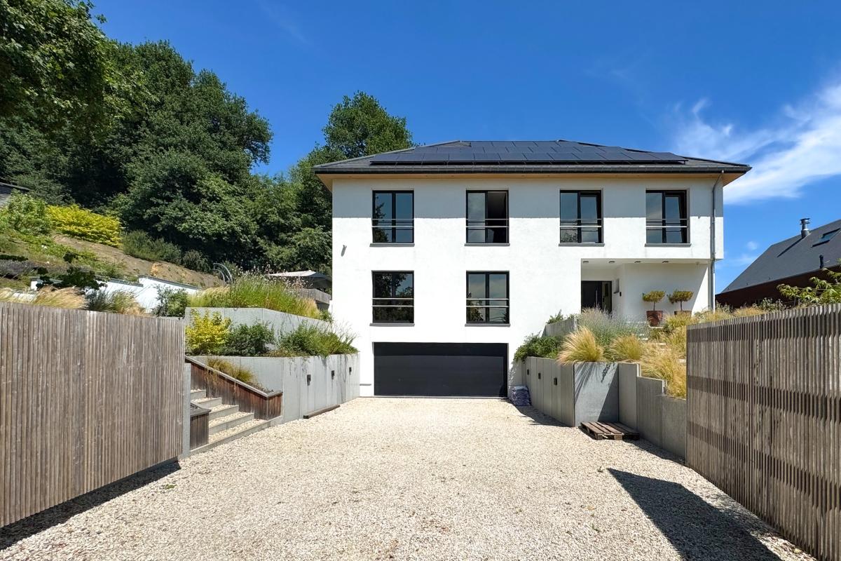 Magnifique villa passive sur terrain de 27 ares avec piscine