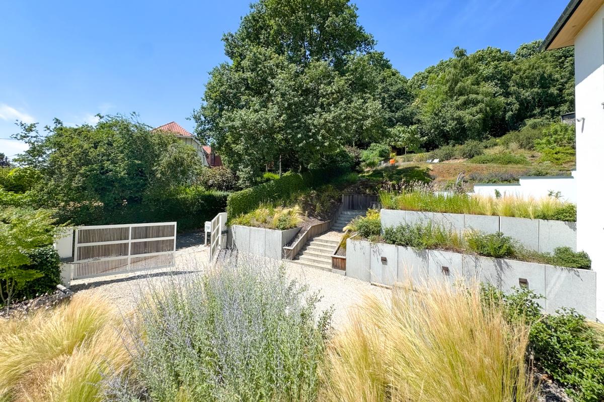 Magnifique villa passive sur terrain de 27 ares avec piscine