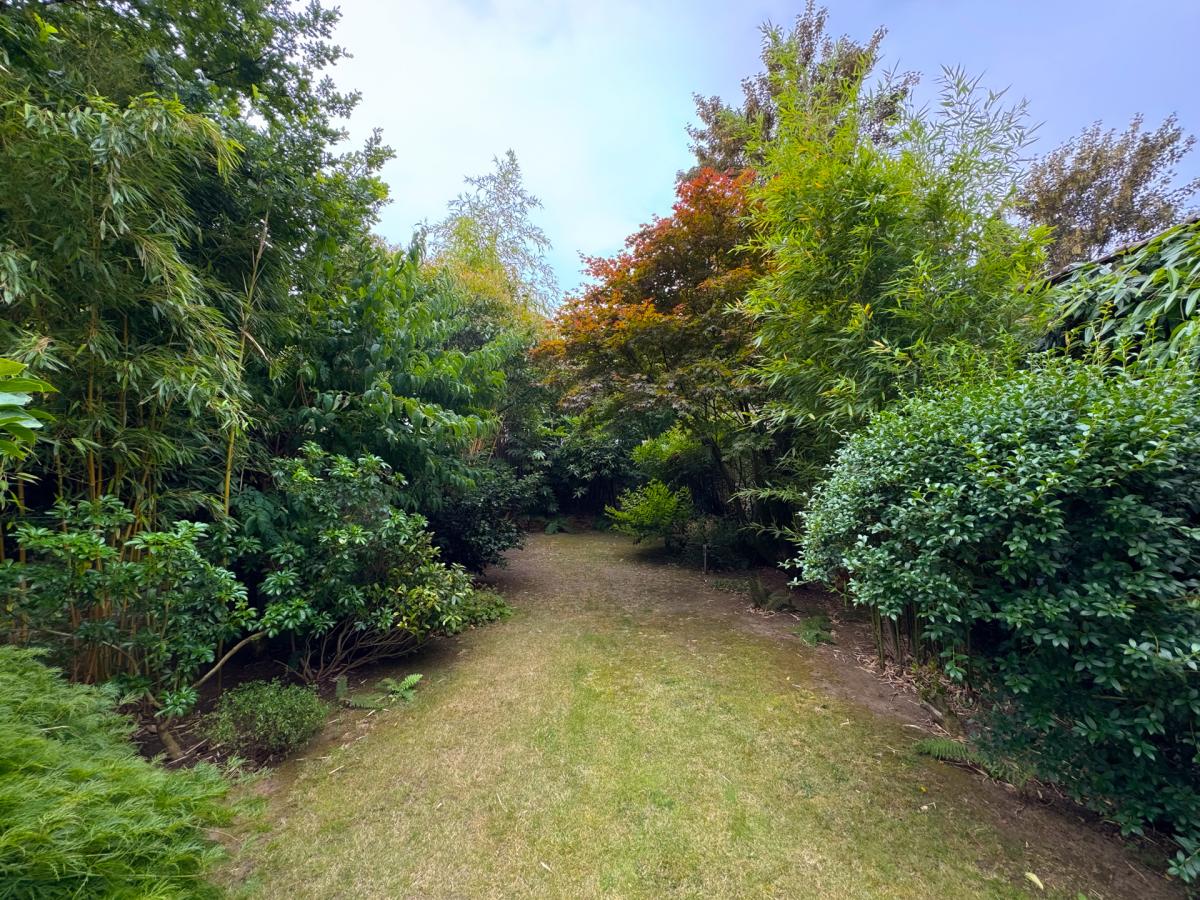 Molière/Pl. C. Meunier : Beau rez de jardin 1 ch. Poss. 2 ch