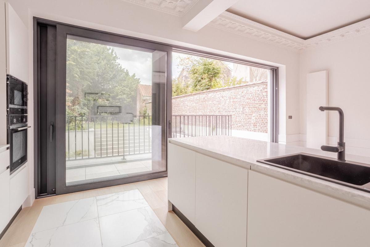 Stéphanie : Superbe rez 2 chambres + jardin remis à neuf 