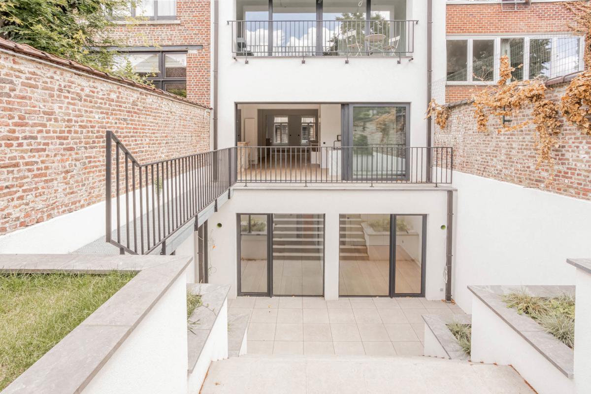 Stéphanie : Superbe rez 2 chambres + jardin remis à neuf 