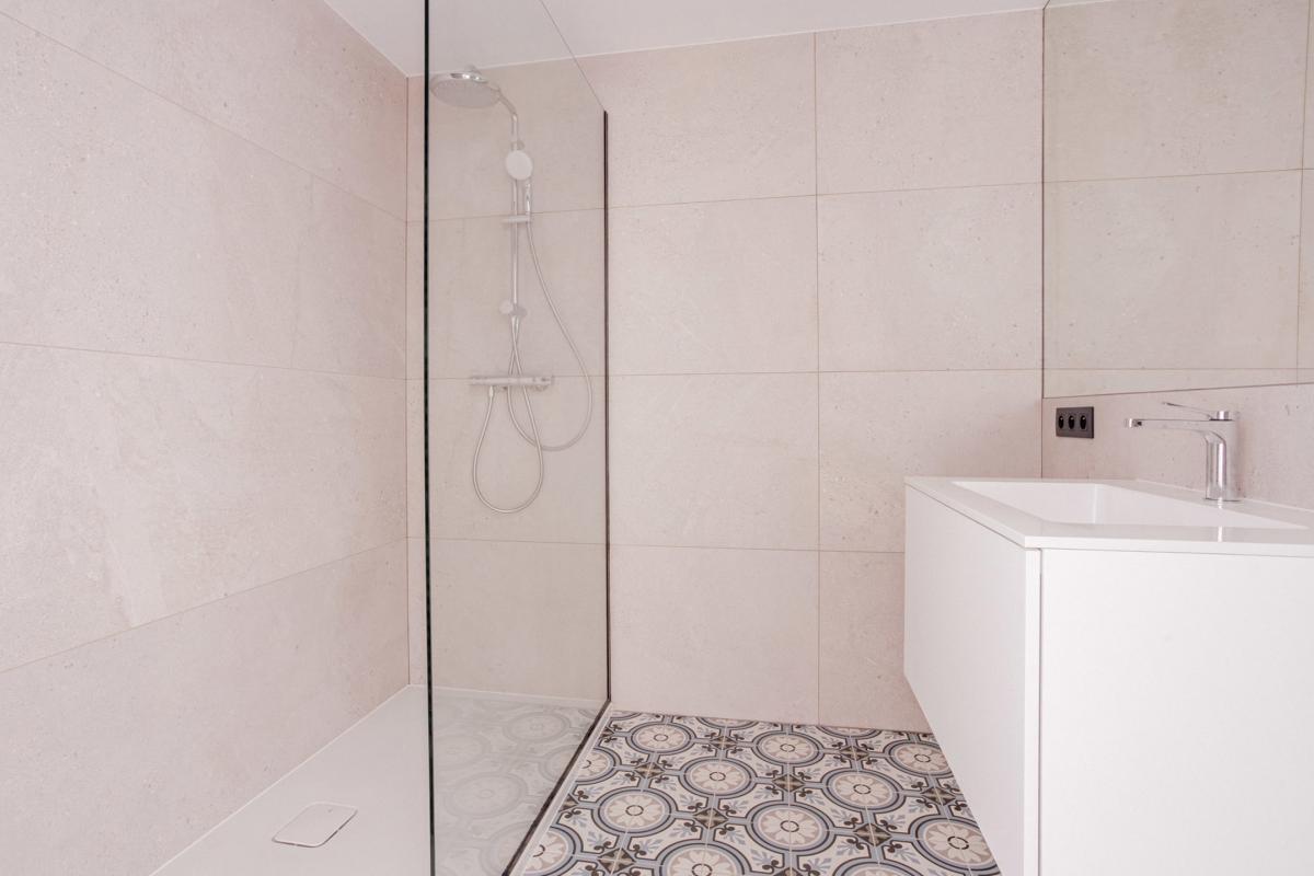 Stéphanie : Superbe rez 2 chambres + jardin remis à neuf 