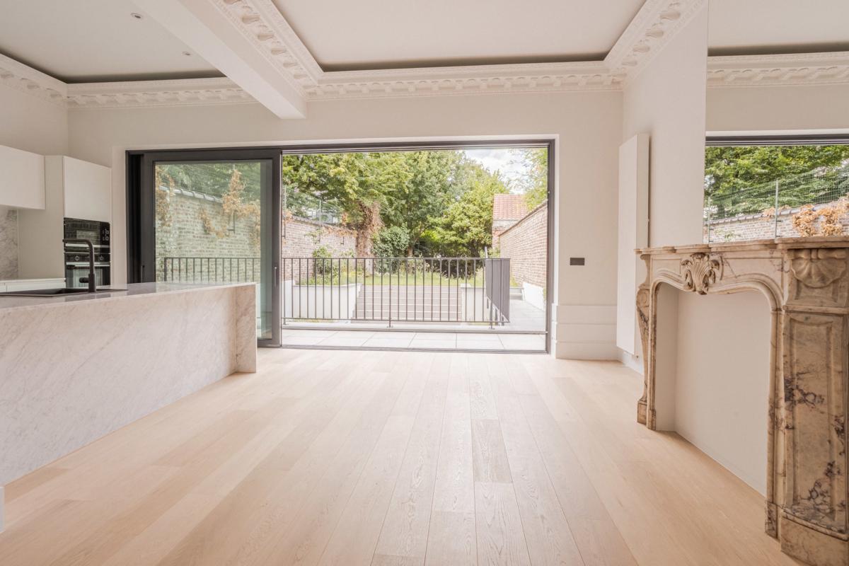 Stéphanie : Superbe rez 2 chambres + jardin remis à neuf 