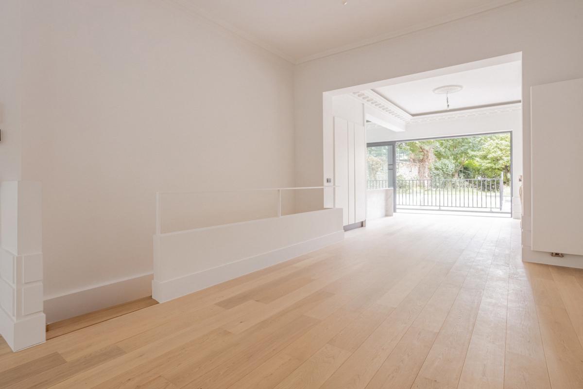 Stéphanie : Superbe rez 2 chambres + jardin remis à neuf 