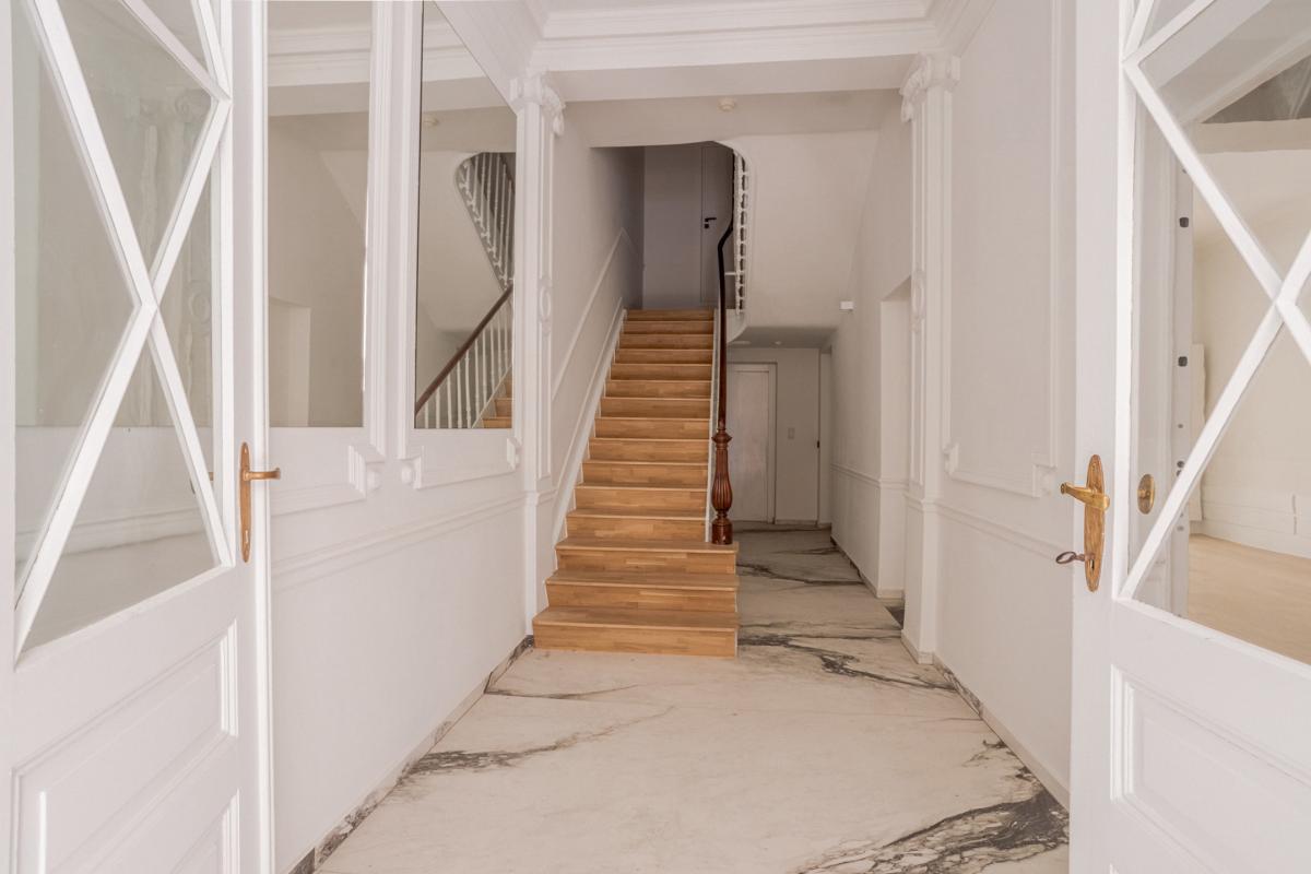 Stéphanie : Superbe rez 2 chambres + jardin remis à neuf 