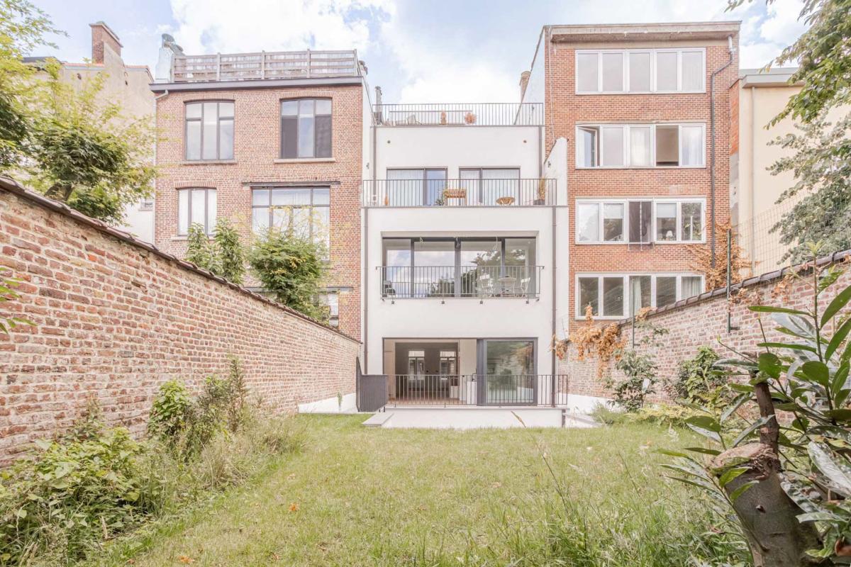 Stéphanie : Superbe rez 2 chambres + jardin remis à neuf 