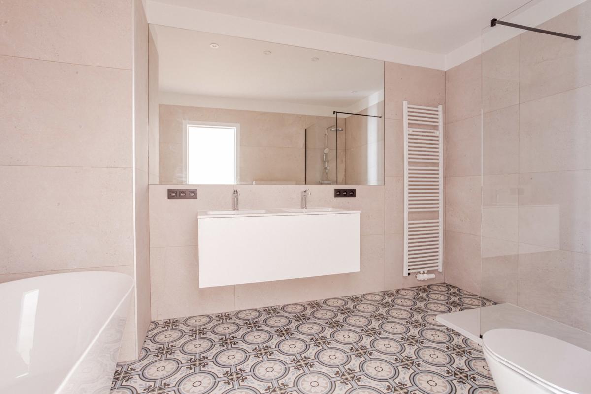 Stéphanie : Superbe rez 2 chambres + jardin remis à neuf 