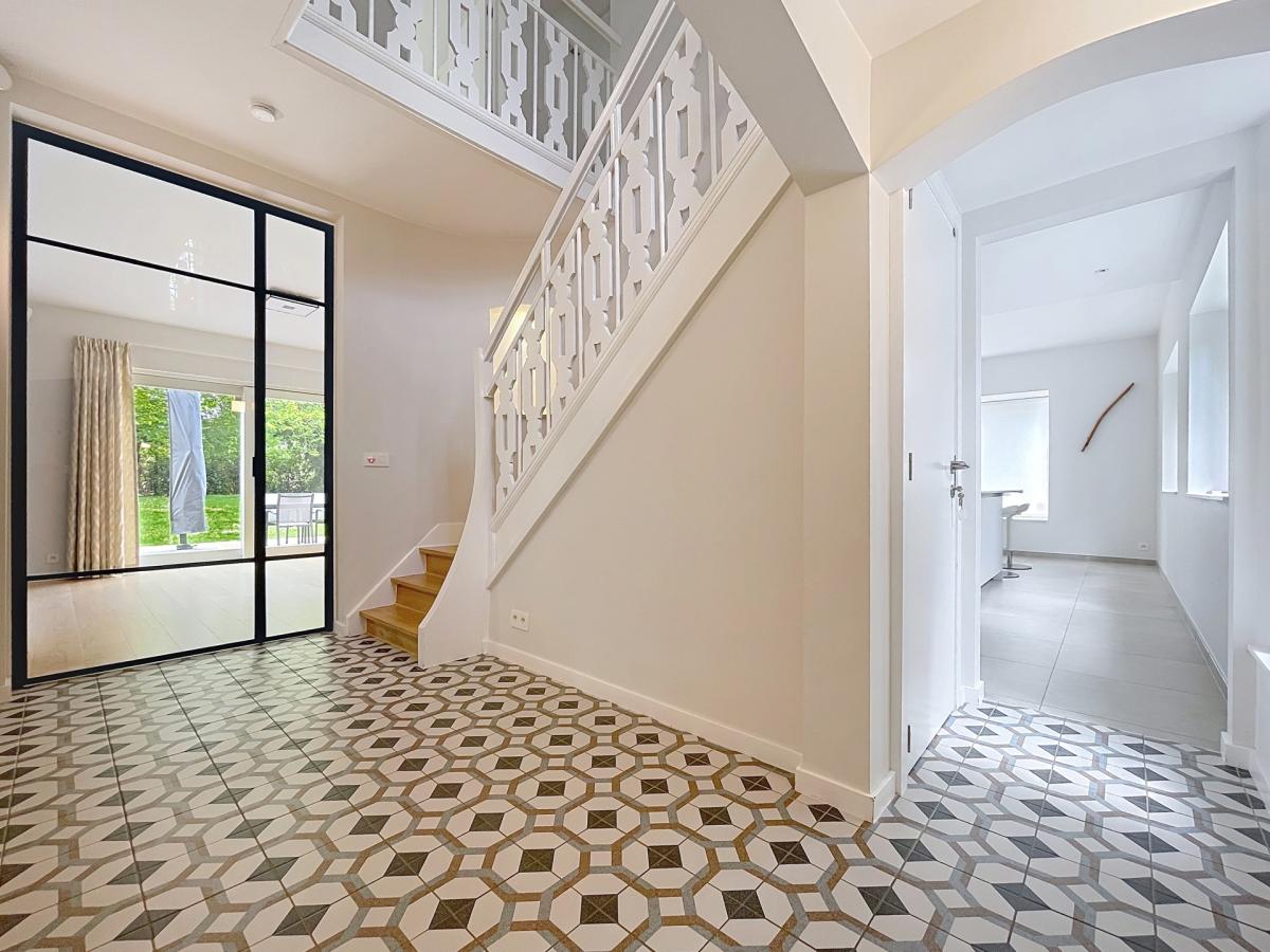 Uccle/Linkebeek : Belle villa rénovée de 4 ch.+ bureau 