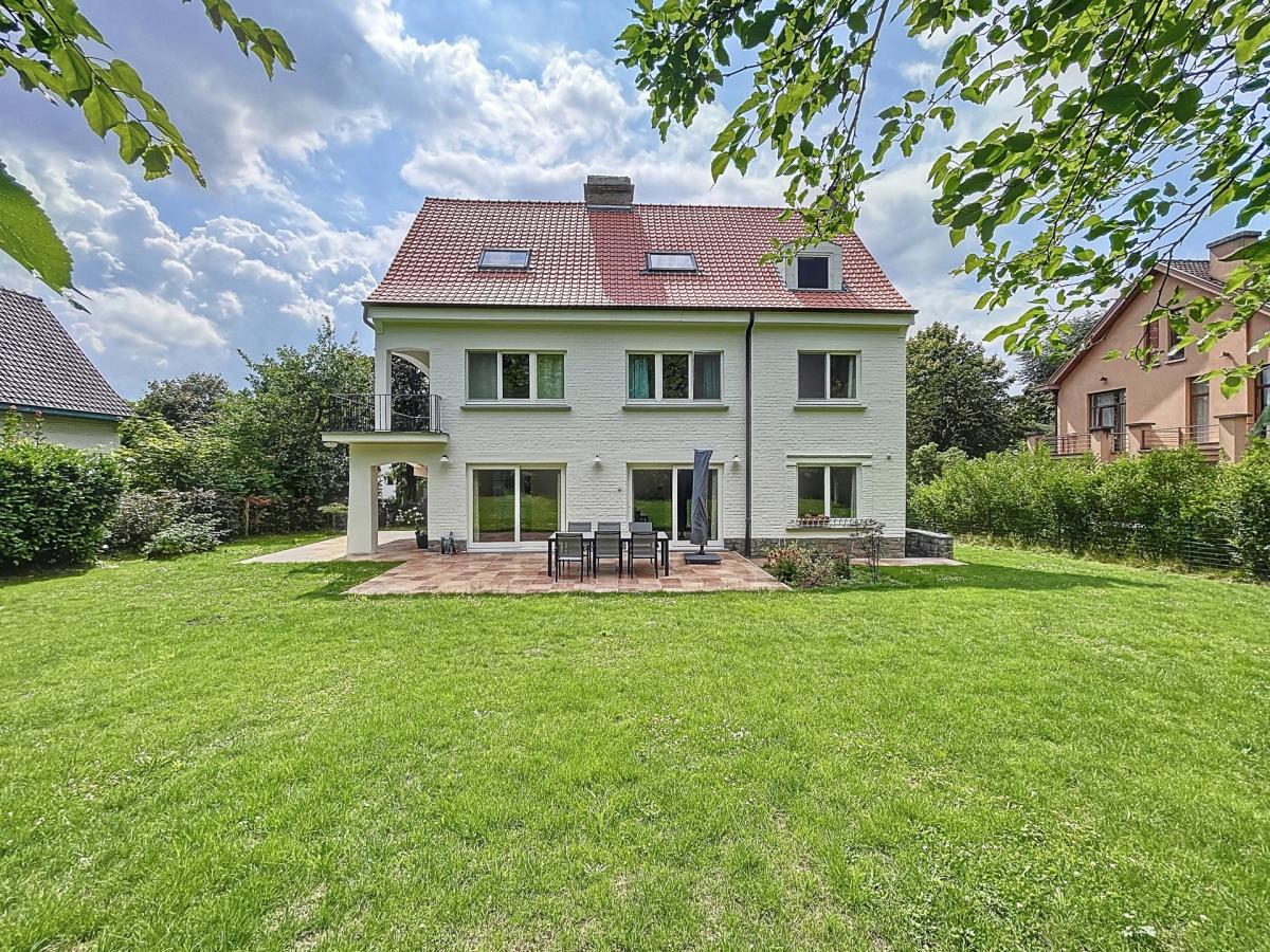 Uccle/Linkebeek : Belle villa rénovée de 4 ch.+ bureau 