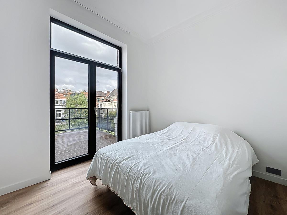 Square Ambiorix : Bel appartement meublé + grande terrasse