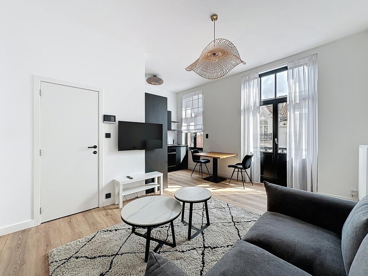 Square Ambiorix : Bel appartement meublé + grande terrasse