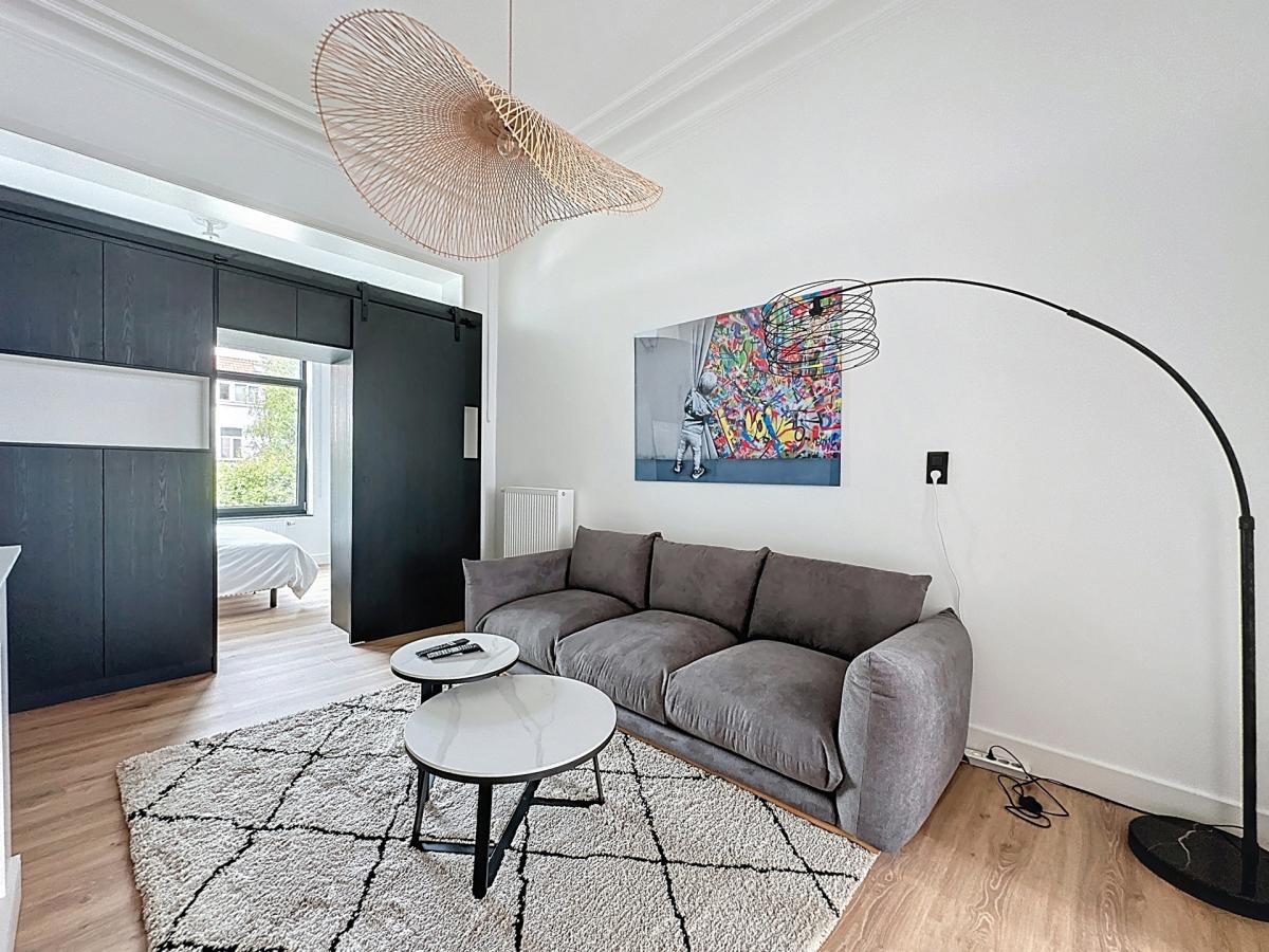Square Ambiorix : Bel appartement meublé + balcon
