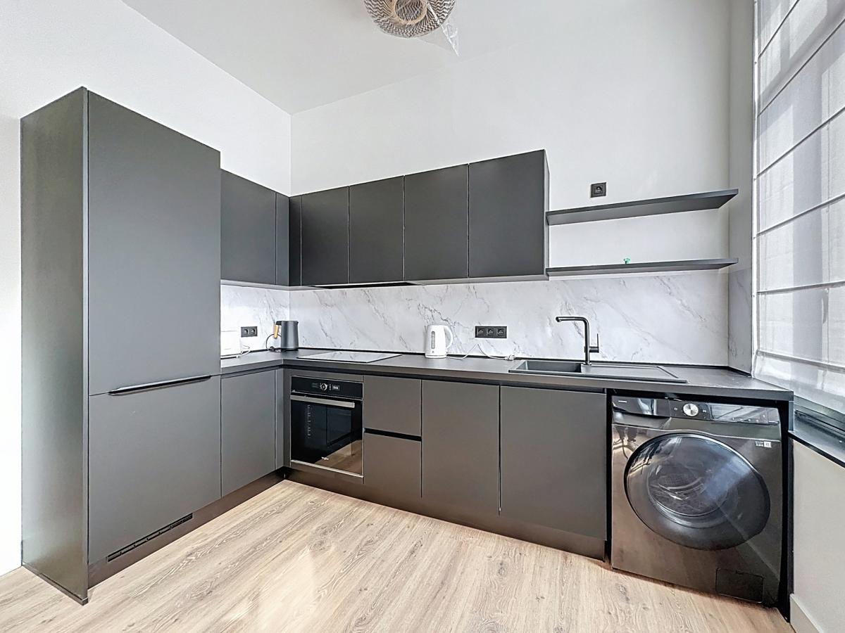 Square Ambiorix : Bel appartement meublé + balcon