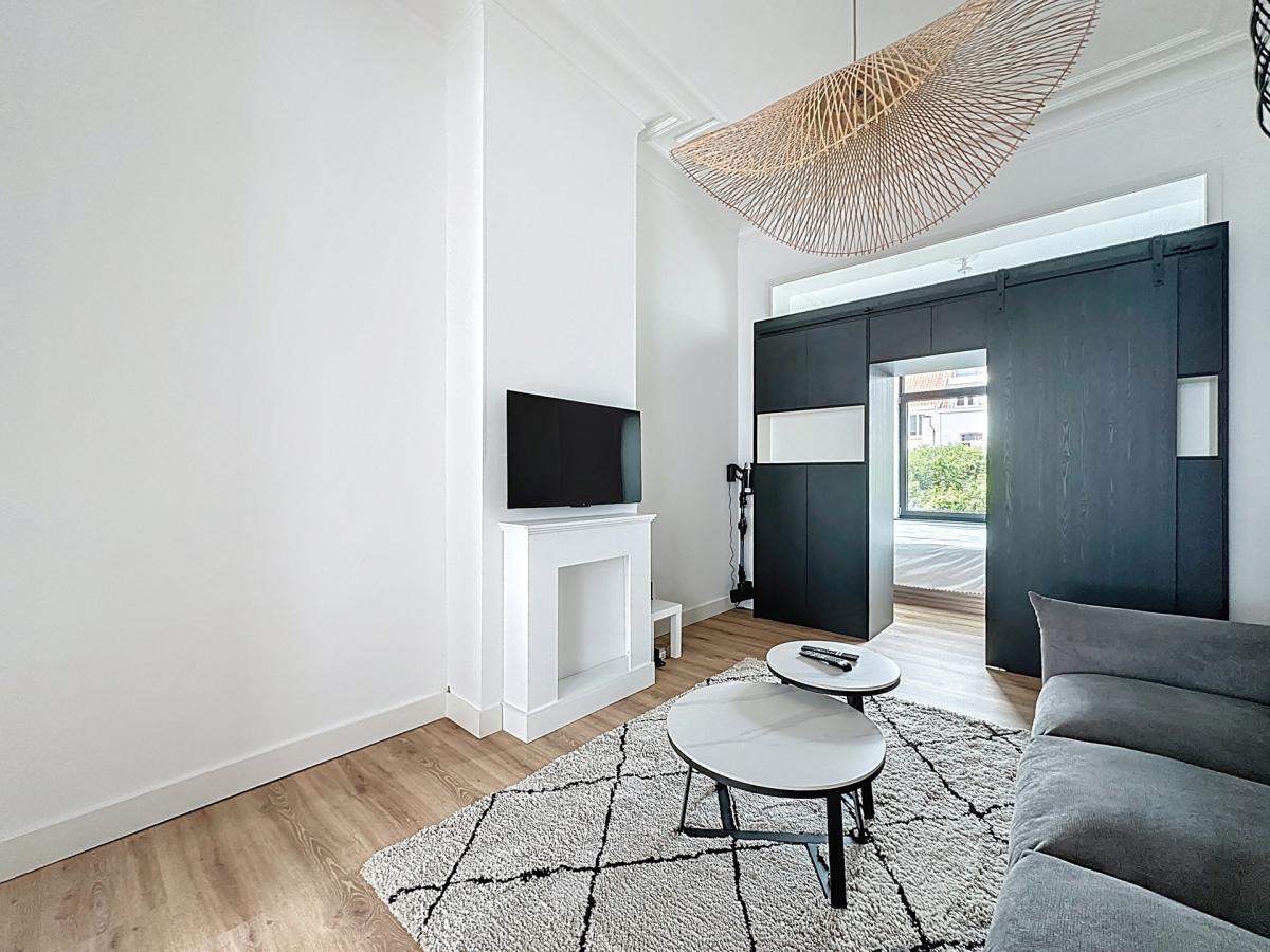 Square Ambiorix : Bel appartement meublé + balcon