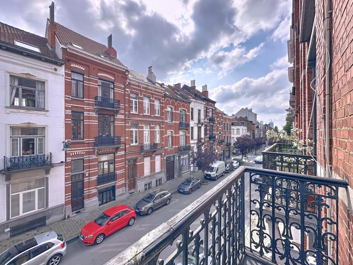 Square Ambiorix : Bel appartement meublé + balcon