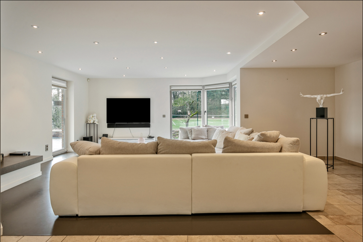 Villa d'exception avec piscine, terrain de tennis + 2 lots 