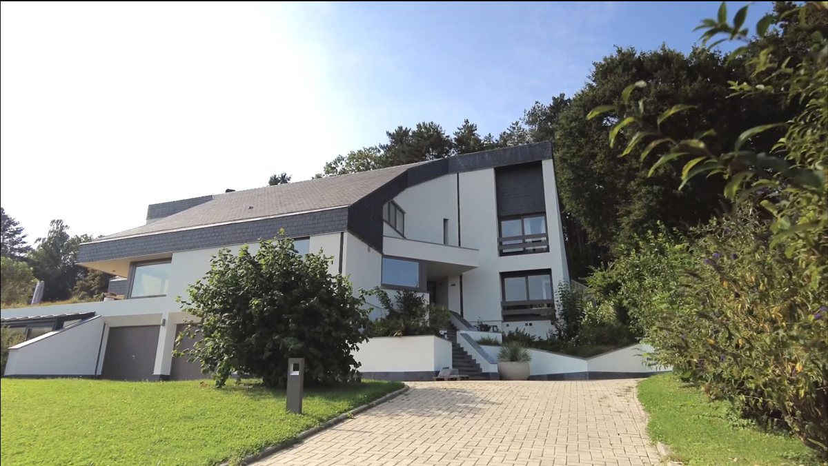 Villa d'exception avec piscine, terrain de tennis + 2 lots 