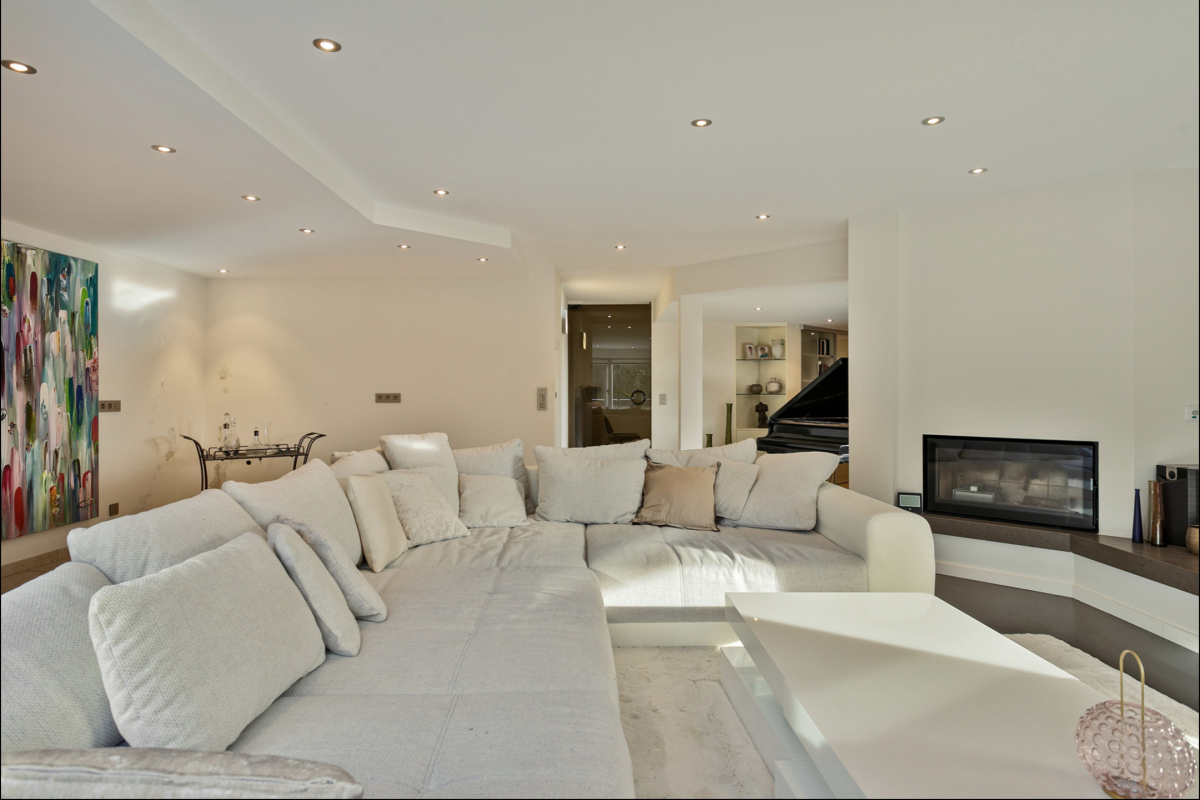 Villa d'exception avec piscine, terrain de tennis + 2 lots 