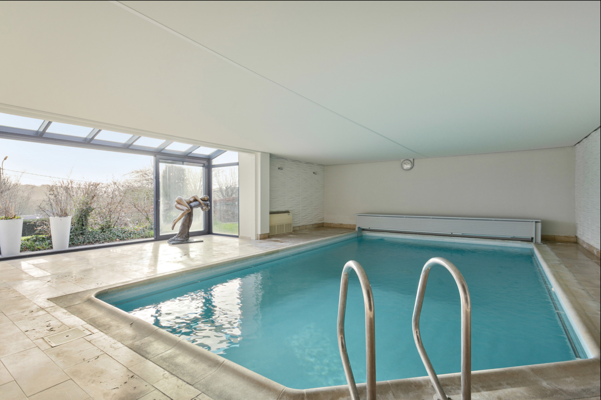 Villa d'exception avec piscine, terrain de tennis + 2 lots 