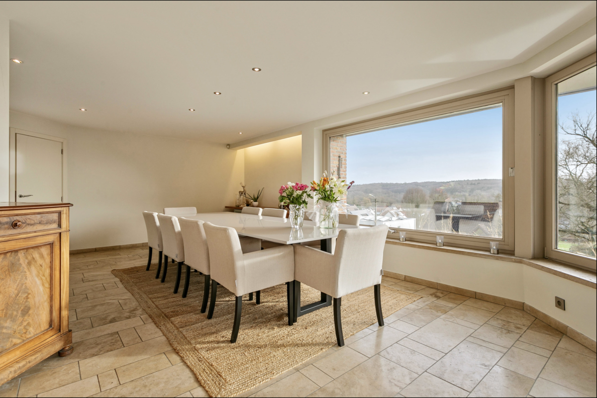 Villa d'exception avec piscine, terrain de tennis + 2 lots 