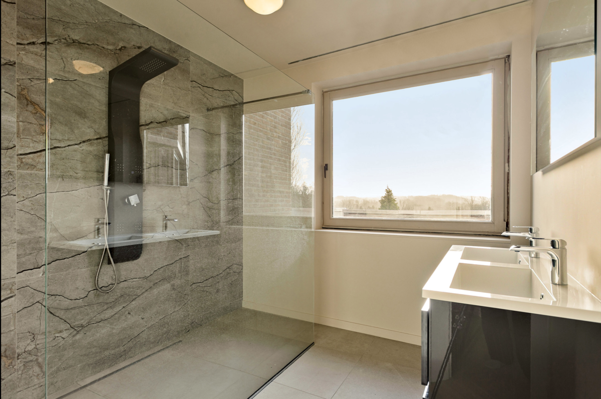 Villa d'exception avec piscine, terrain de tennis + 2 lots 