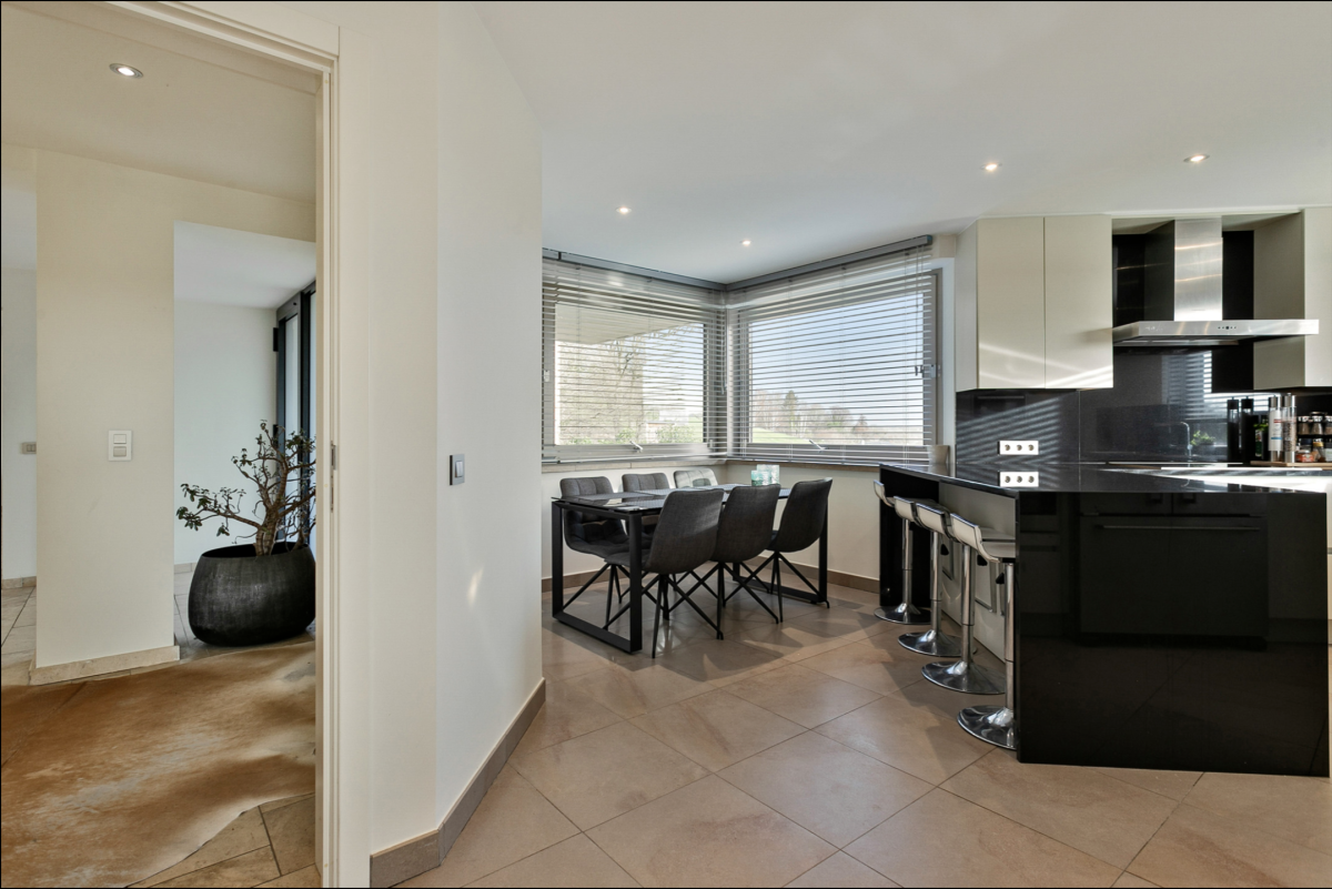Villa d'exception avec piscine, terrain de tennis + 2 lots 