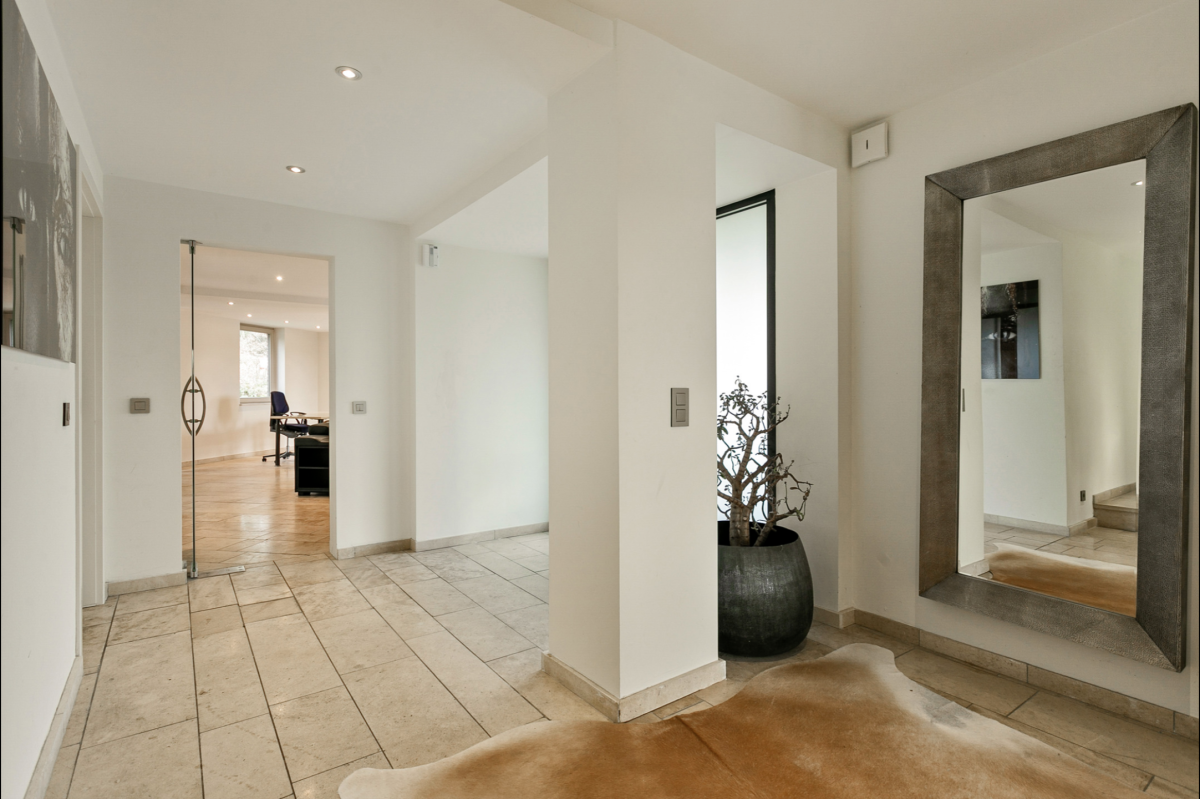 Villa d'exception avec piscine, terrain de tennis + 2 lots 