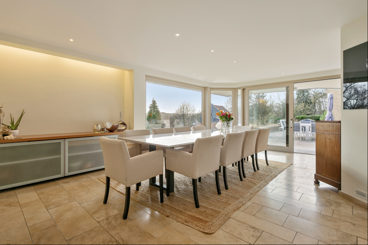 Villa d'exception avec piscine, terrain de tennis + 2 lots 