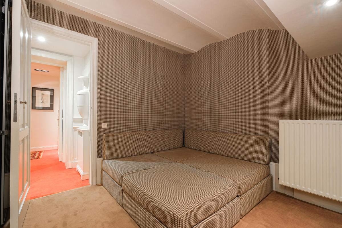 Chatelain : rdc 2 chambres + bureau + cour