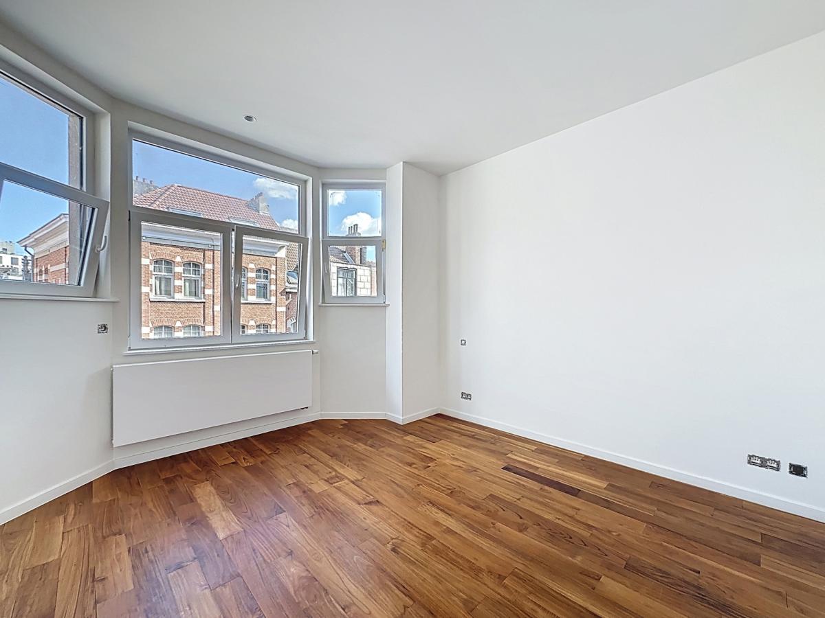 Pl. Brugmann/Churchill : Superbe appartement neuf + terrasse