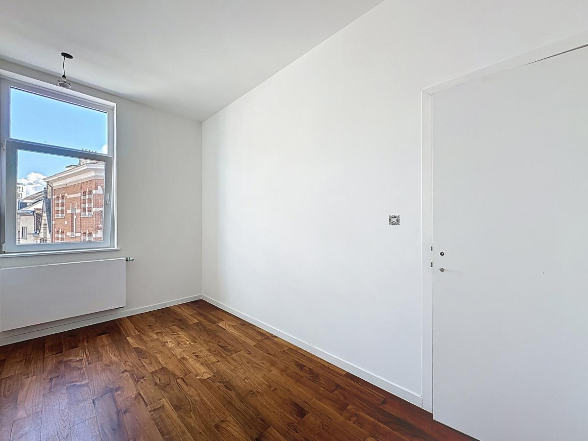 Pl. Brugmann/Churchill : Superbe appartement neuf + terrasse
