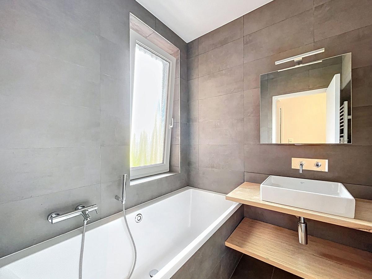Cavell/Churchill : Bel appartement 2 chambres + balcon