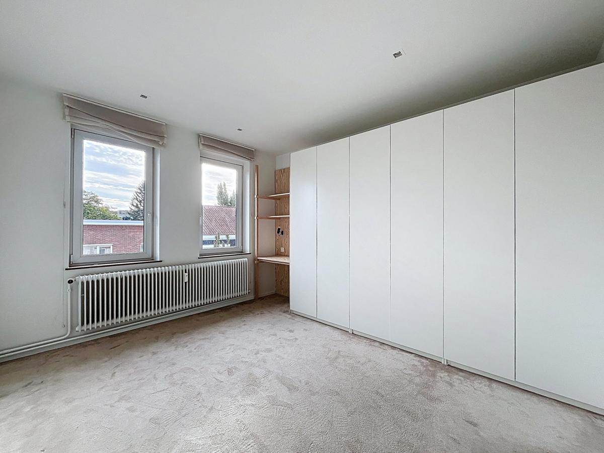Cavell/Churchill : Bel appartement 2 chambres + balcon
