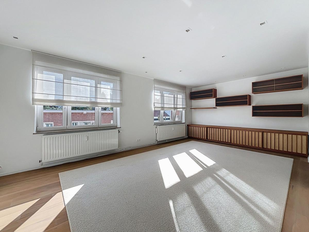 Cavell/Churchill : Bel appartement 2 chambres + balcon