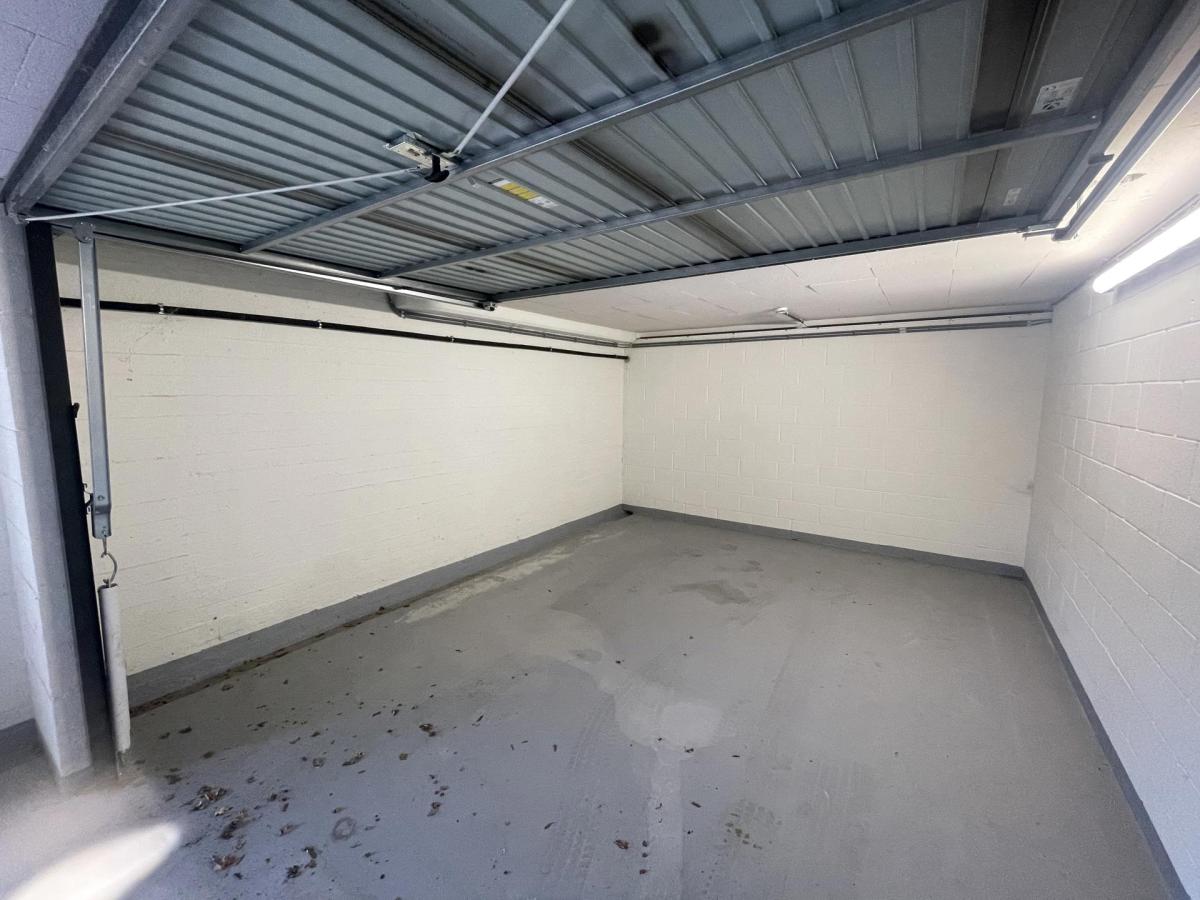 PARC WANSART, spacieux garage box fermé 1 voiture