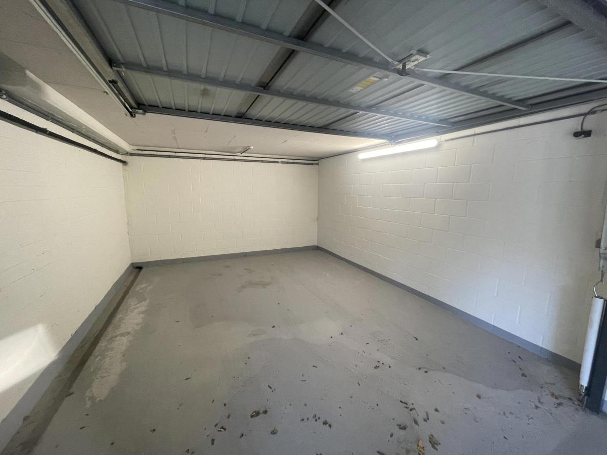 PARC WANSART, spacieux garage box fermé 1 voiture