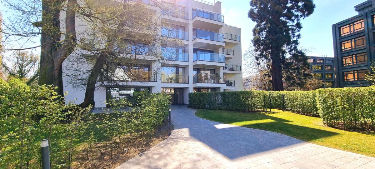 PARC WANSART, spacieux garage box fermé 1 voiture