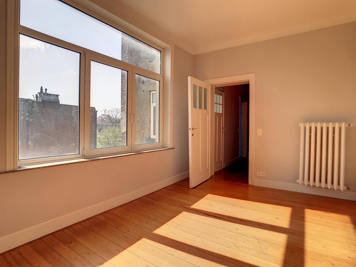 Ixelles : Lumineux appartement de 2 chambres + balcon