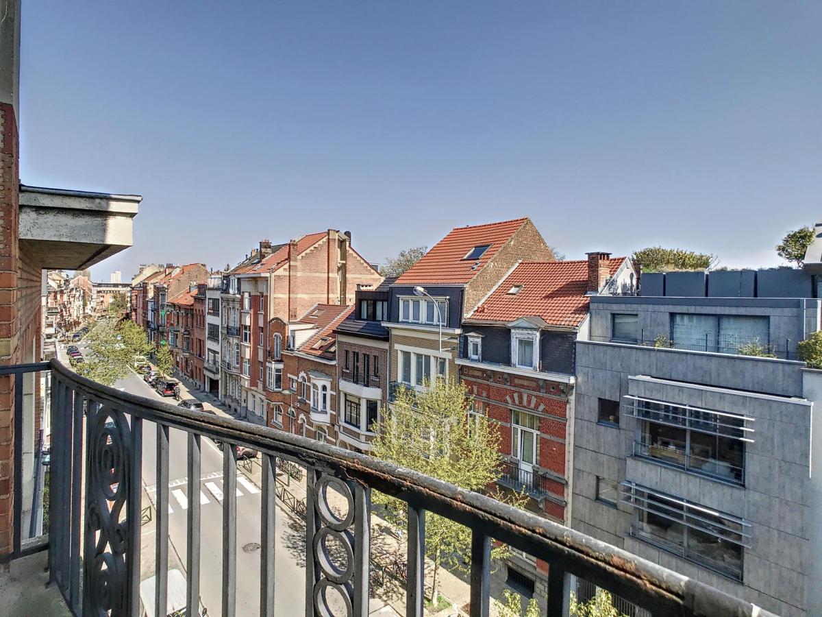 Ixelles : Lumineux appartement de 2 chambres + balcon