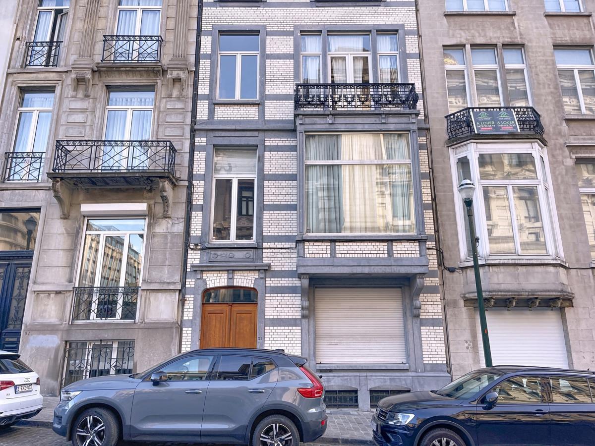 Place Poelaert : Beau rez-de-chaussée avec jardin meublé