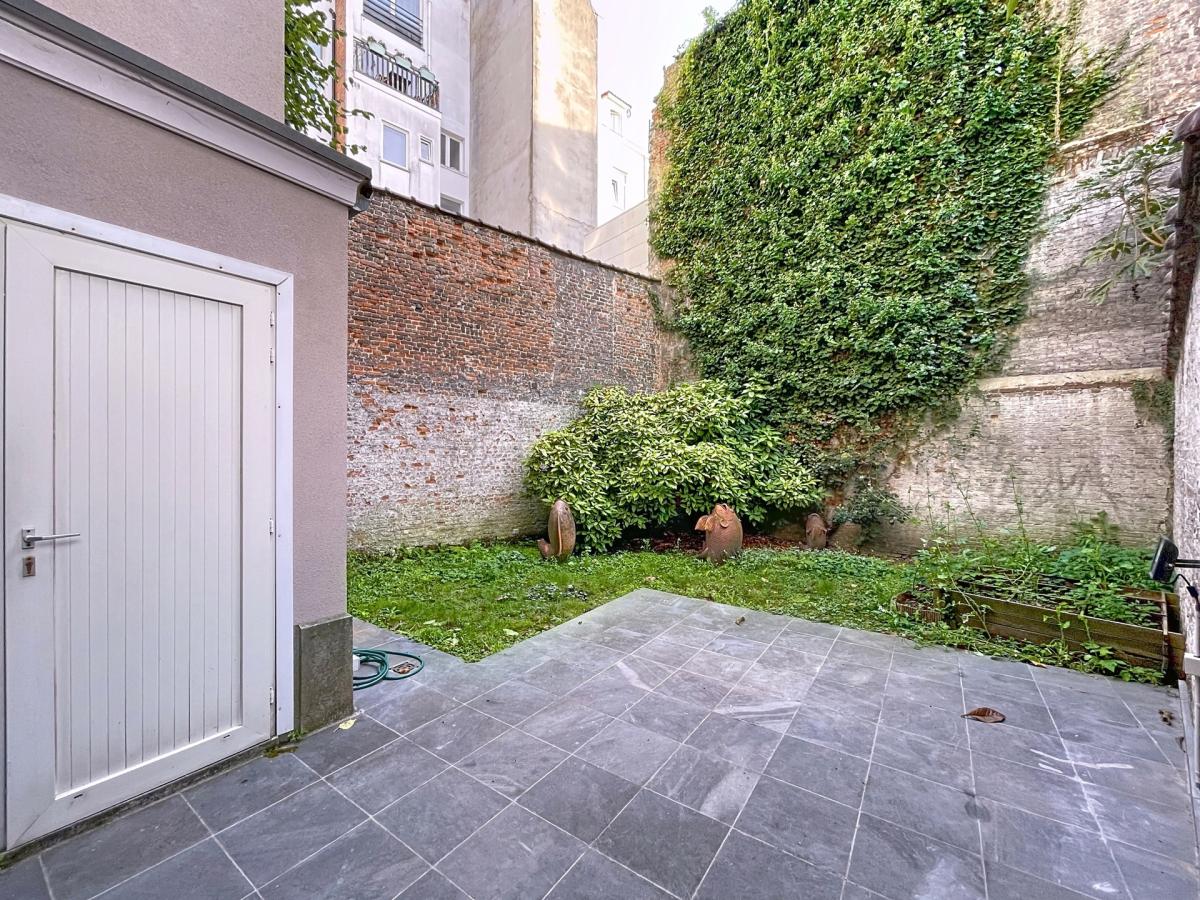 Place Poelaert : Beau rez-de-chaussée avec jardin meublé