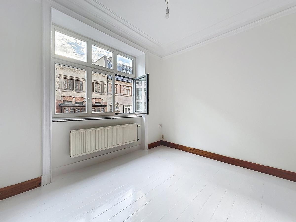 Pl. Brugmann : Magnifique appartement de 2 chambres rénové 