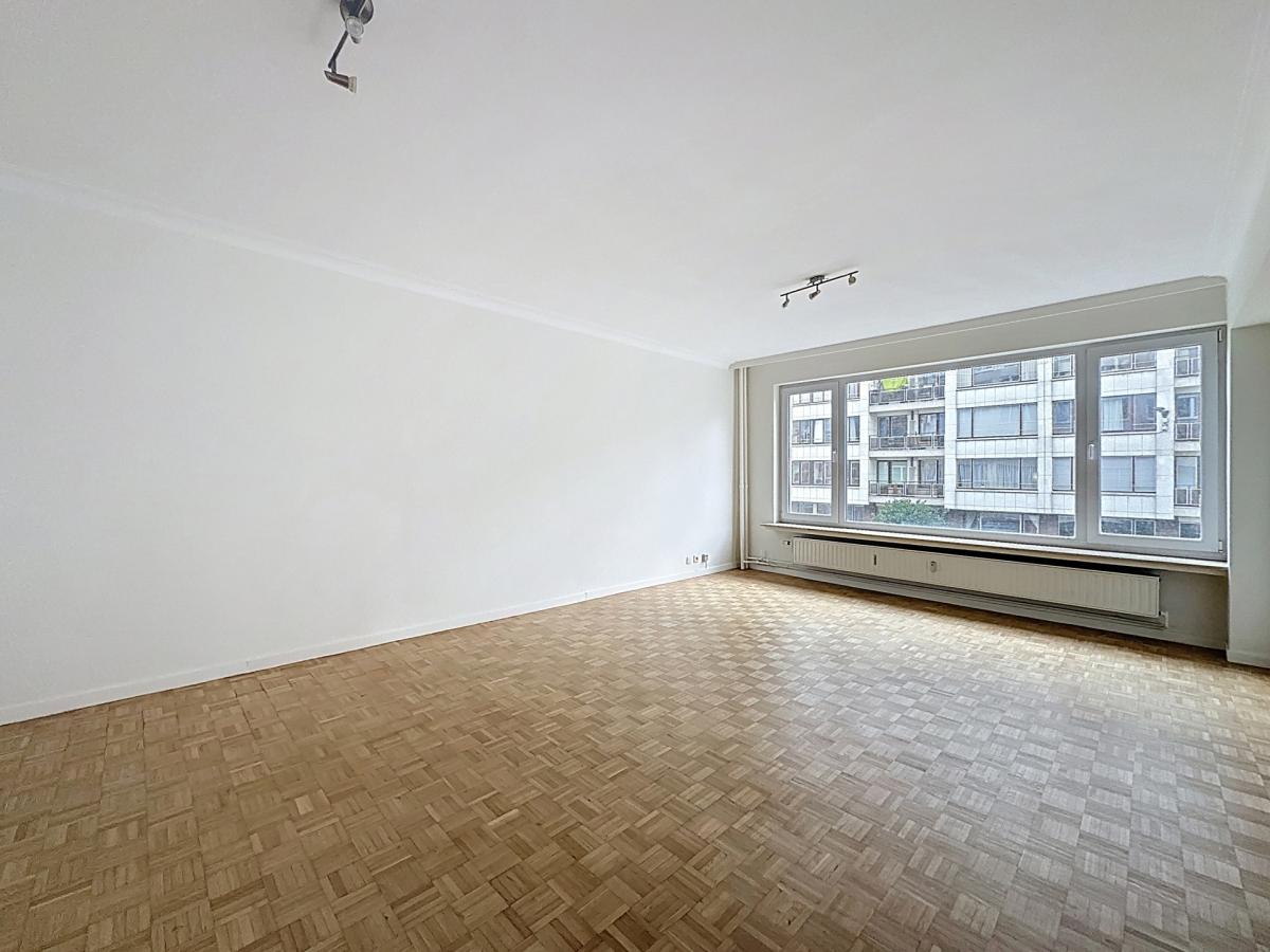 Square Ambiorix : Bel appartement rénové de 3 chambres