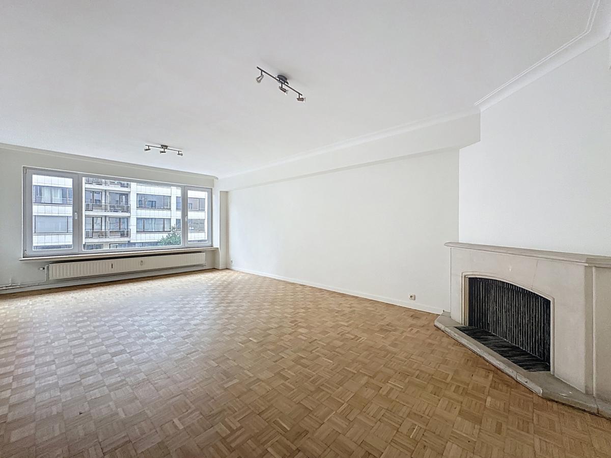 Square Ambiorix : Bel appartement rénové de 3 chambres