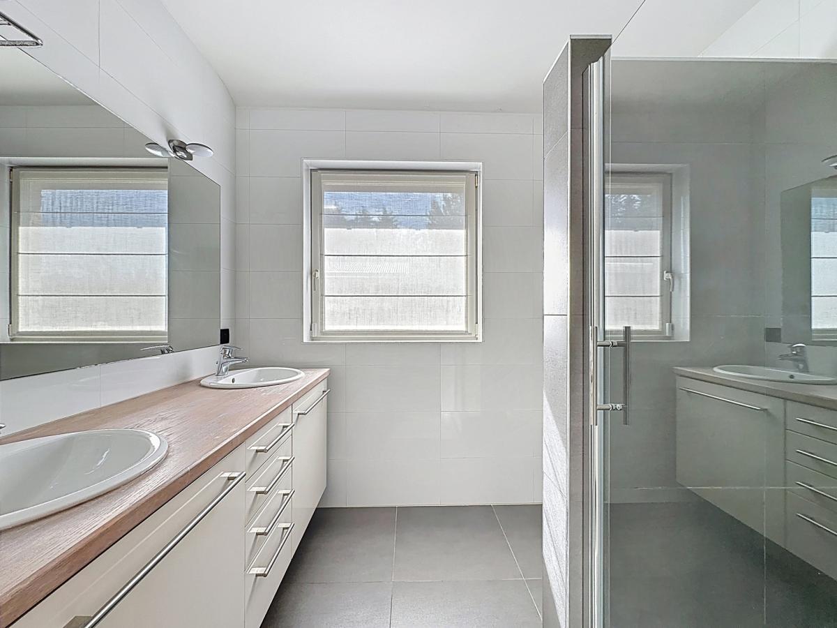 Dolez : Belle maison 3 façades + jardin + garage
